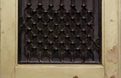 TRADEMARK LIVING Skøn gammel trædør med jerngitter