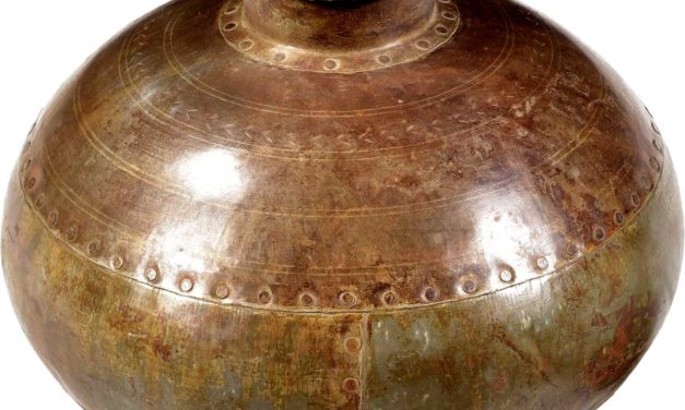 TRADEMARK LIVING Rustik jernkrukke fremstillet af genbrugsjern