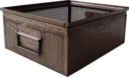 TRADEMARK LIVING Kasse i perforeret jern – jern med klar lak