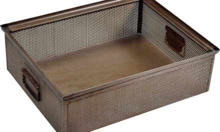 TRADEMARK LIVING Stor kasse i perforeret jern – jern med klar lak