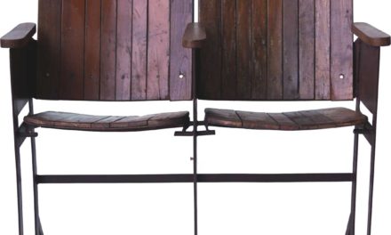 TRADEMARK LIVING Gammel vintage biografbænk i træ – 2 sæder