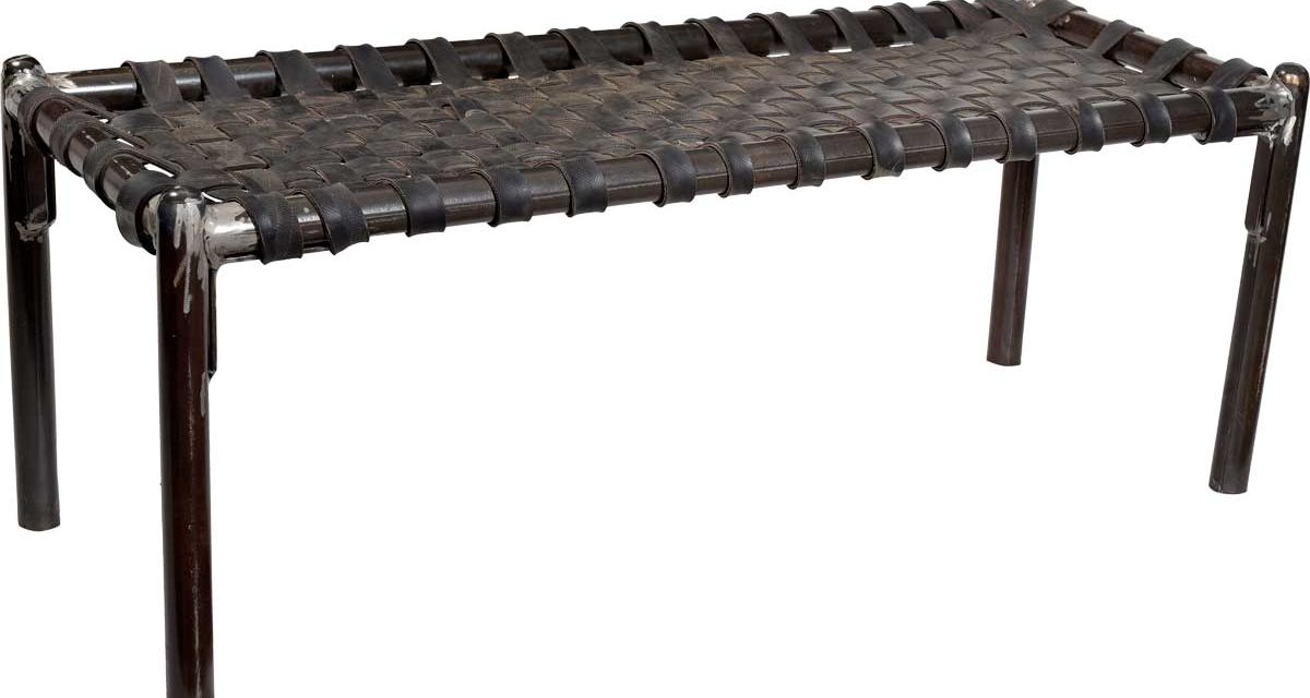 TRADEMARK LIVING Bænk i et maskulint design