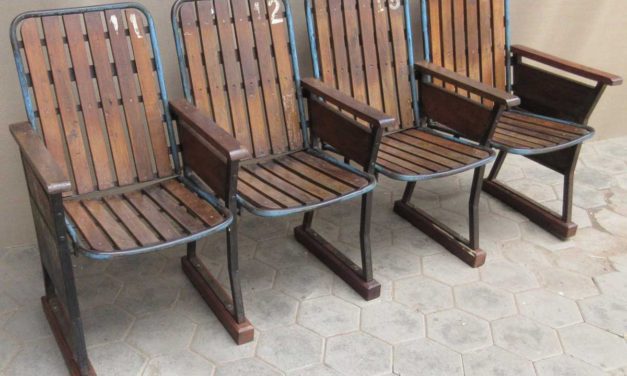 TRADEMARK LIVING Gammel vintage biografbænk i træ – 4 sæder