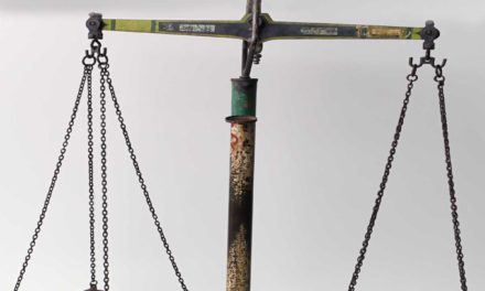 TRADEMARK LIVING Stor gammel handelsvægt i jern