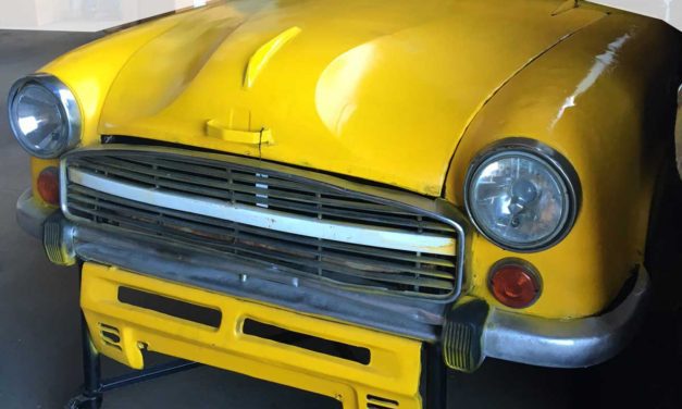 TRADEMARK LIVING Cool kabinet af gammel bilfront – gul