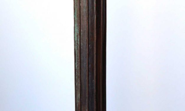 TRADEMARK LIVING Søjle i træ og med smukke udskæringer