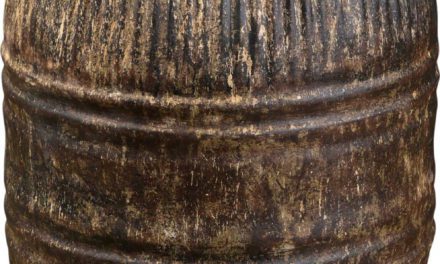 TRADEMARK LIVING Stor gammel jerntønde med låg – jern og mørk cream