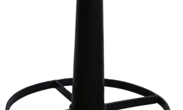 TRADEMARK LIVING Høj skammel med lædersæde og et cool look