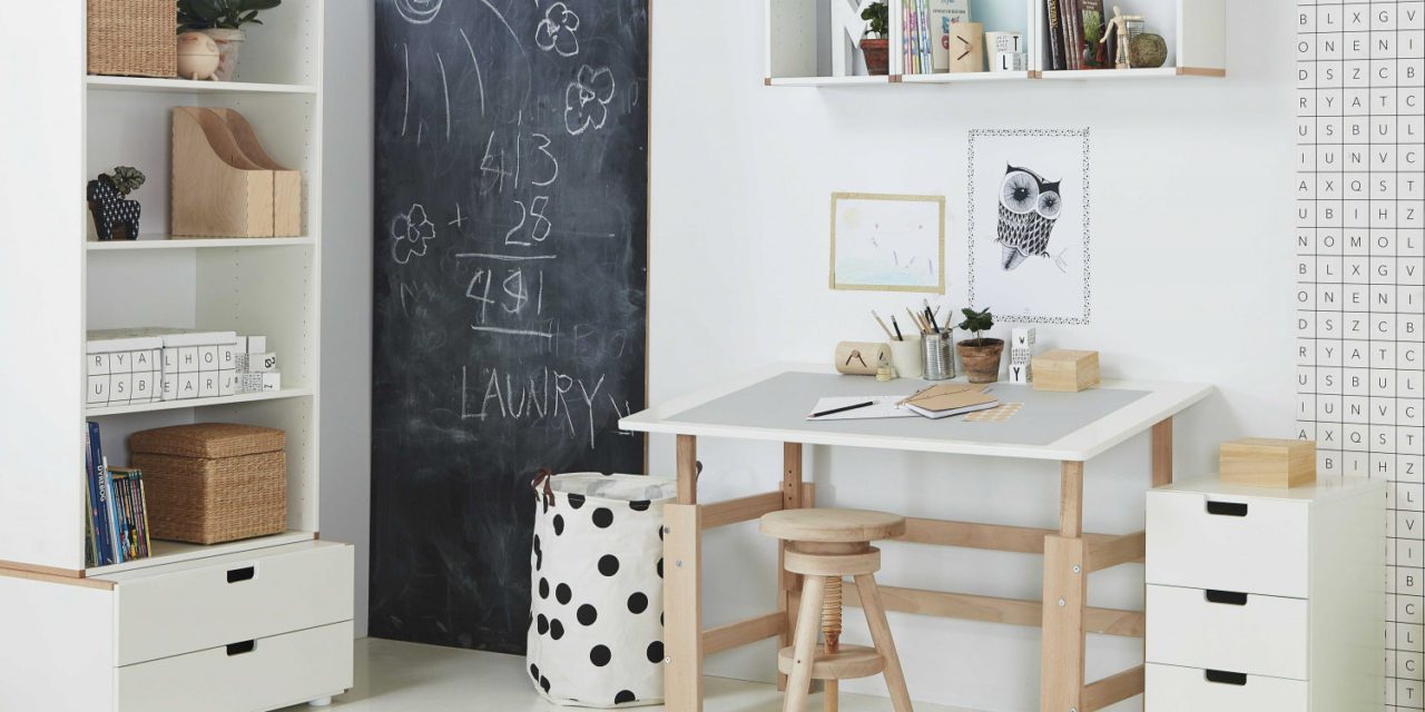 Flot luksus justerbart børneskrivebord i massiv bøg fra Manis-H