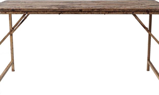 TRADEMARK LIVING Lækkert spisebord med træbordplade og jernstel