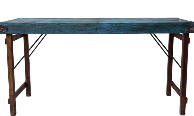 TRADEMARK LIVING Lækkert spisebord i træ med skøn blå bordplade