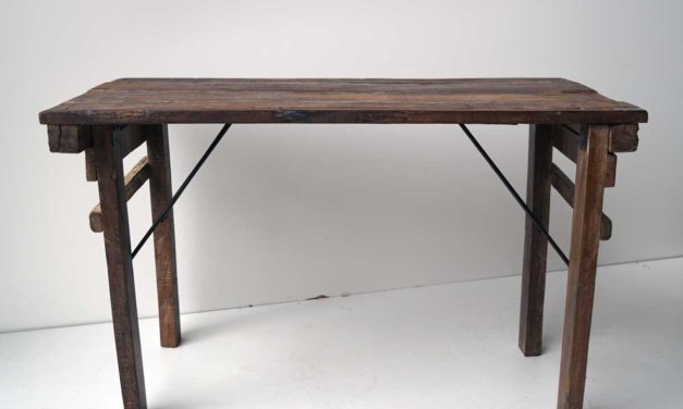 TRADEMARK LIVING Skønt lille konsolbord i træ med fin patina