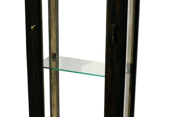 TRADEMARK LIVING Kabinetskab i træ og med glaslåge og hylder – sort/creme