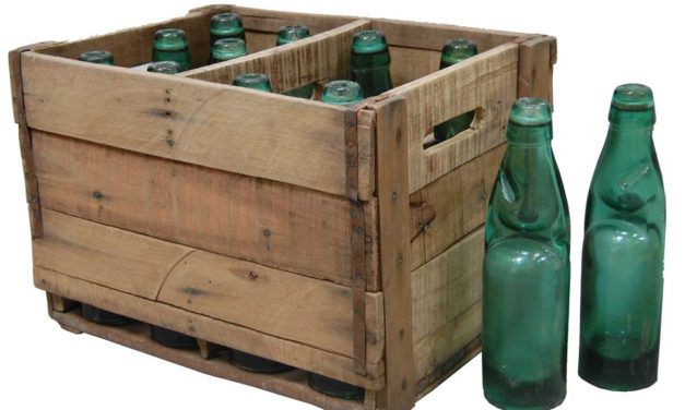 TRADEMARK LIVING Trækasse med gamle flasker