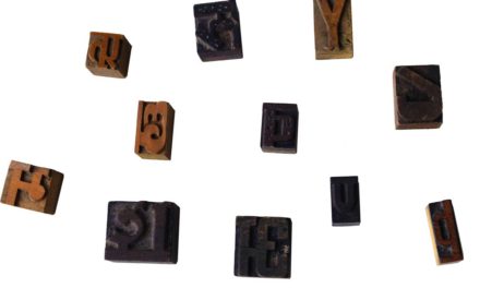 TRADEMARK LIVING Originale gamle træbogstaver (Sæt med 50 stk) – small