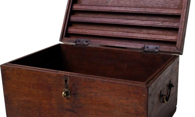 TRADEMARK LIVING Fin enkel gammel trææske med messing hængsel