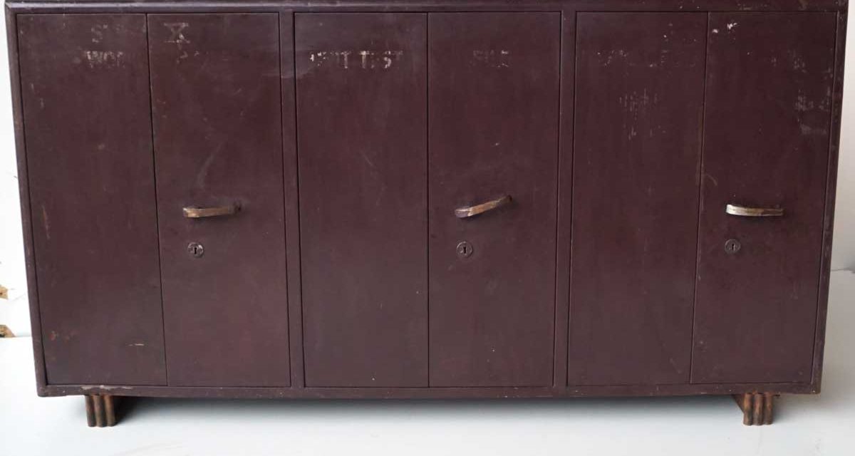 TRADEMARK LIVING Cool stort gammelt locker skab – 6 døre og 3 rum