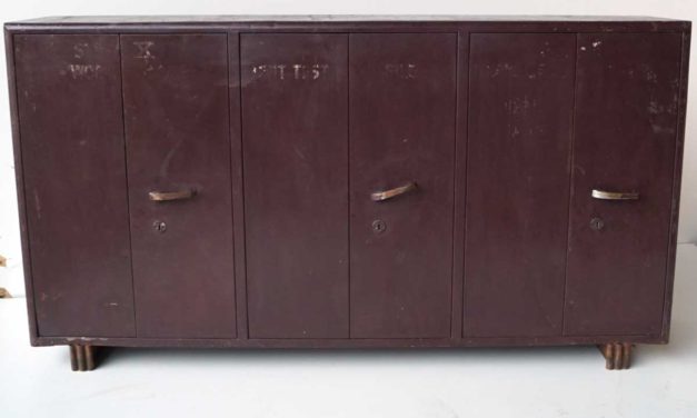 TRADEMARK LIVING Cool stort gammelt locker skab – 6 døre og 3 rum