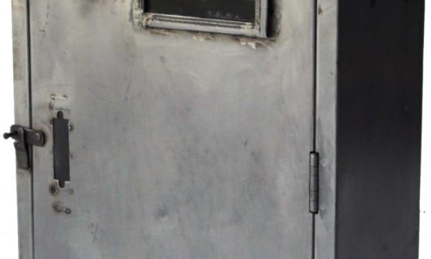 TRADEMARK LIVING Gammelt industri jernkabinet med låge – ny finish