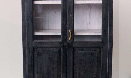 TRADEMARK LIVING Vitrineskab i træ med porcelænsdekoration