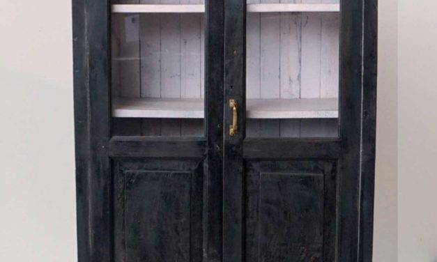 TRADEMARK LIVING Vitrineskab i træ med porcelænsdekoration