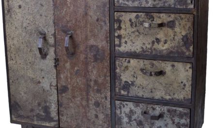 TRADEMARK LIVING skuffekabinet af genbrugsjern – 2 låger + 4 skuffer