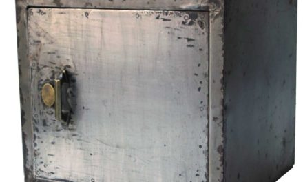 TRADEMARK LIVING Pengeskab – gammelt og super cool