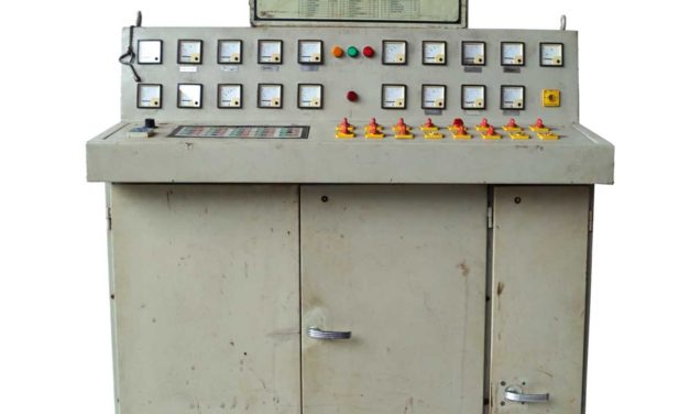 TRADEMARK LIVING Cool og råt gammel industriel kontrolpanel