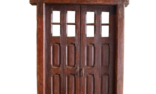 TRADEMARK LIVING Stor smuk gammel trædør med glas