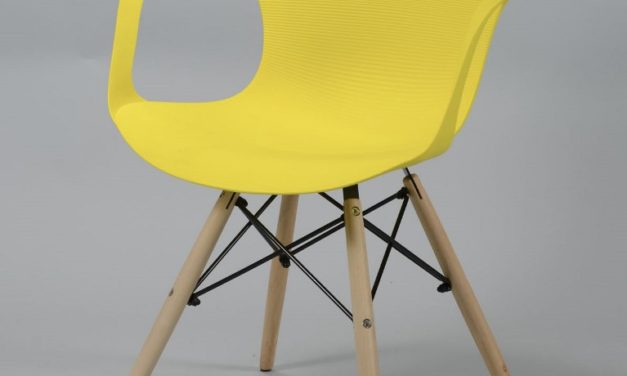 Gul Plast Og Træ spisebordsstol med naturtræben fra Furbo til dit hjem
