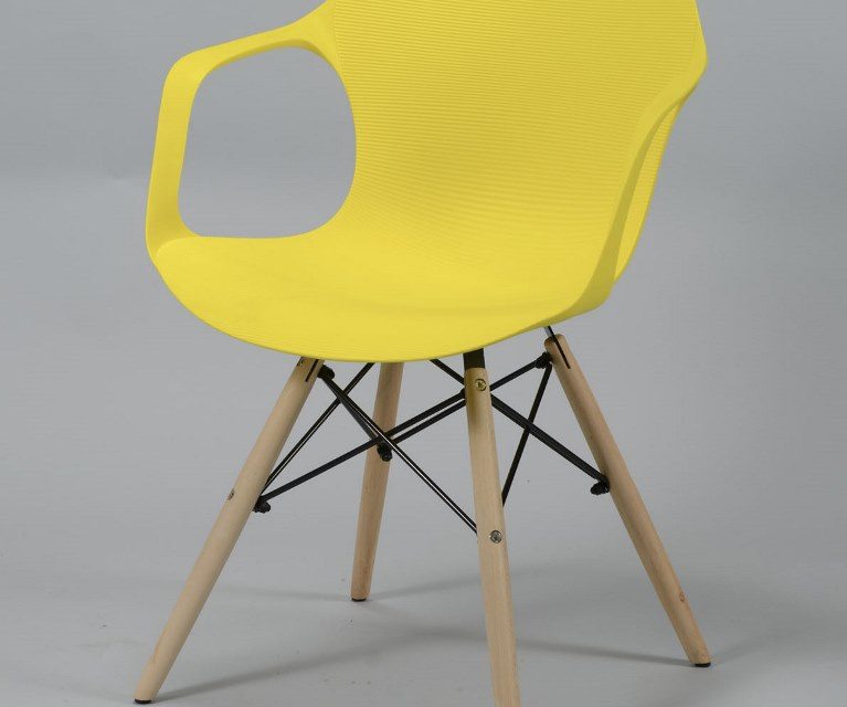 Gul Plast Og Træ spisebordsstol med naturtræben fra Furbo til dit hjem