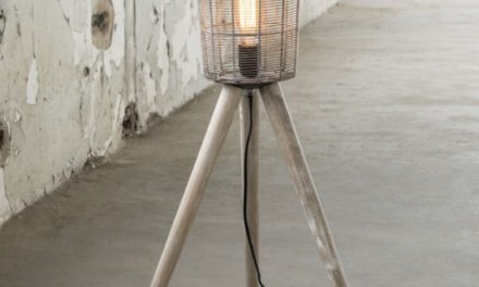 FURBO Gulvlampe, grå metal, træ ben
