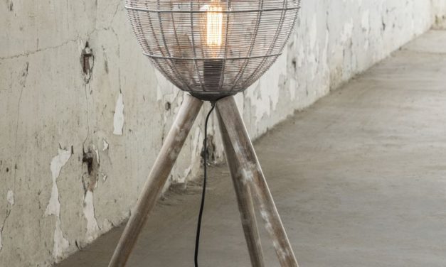 FURBO Gulvlampe, grå metal, træ ben