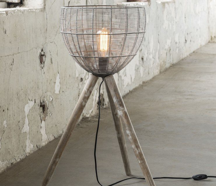 FURBO Gulvlampe, grå metal, træ ben