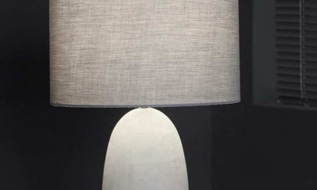 FURBO Bordlampe, beton, stofskærm