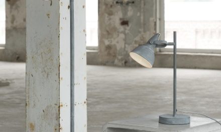 FURBO Gulvlampe, grå metal, beton fod