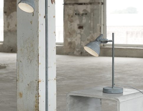 FURBO Gulvlampe, grå metal, beton fod