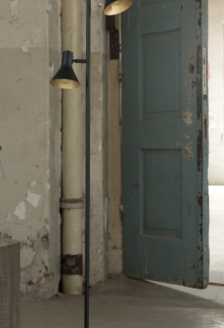 FURBO Gulvlampe, sort med guld