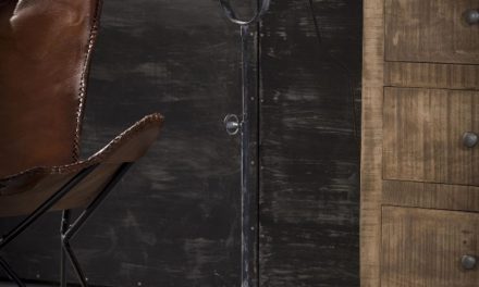 FURBO Gulvlampe, patineret grå metal, skærm i massiv mango træ