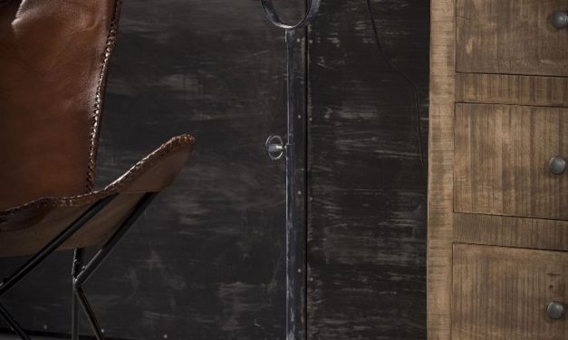 FURBO Gulvlampe, patineret grå metal, skærm i massiv mango træ