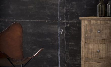 FURBO Gulvlampe, patineret grå metal, skærm i massiv mango træ