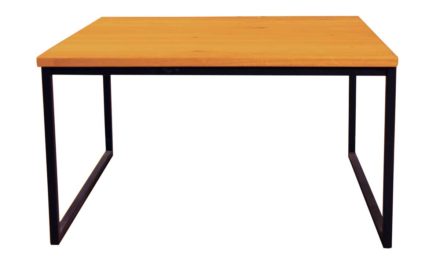 Sofabord i træ med sort stel – kvadratisk