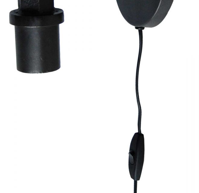 TRADEMARK LIVING væglampe i Jern med klar lak