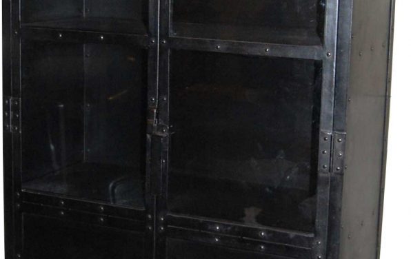 TRADEMARK LIVING Jernkabinet med et rent udtryk