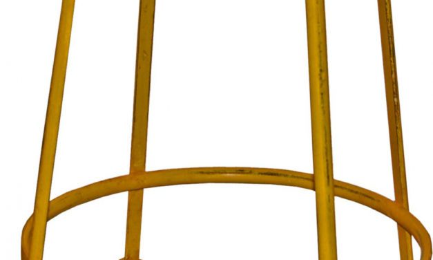 TRADEMARK LIVING Jernskammel – antikgul