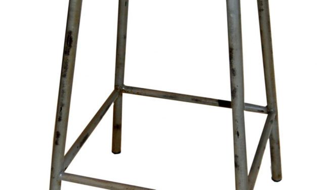 TRADEMARK LIVING Jernskammel med træsæde – høj