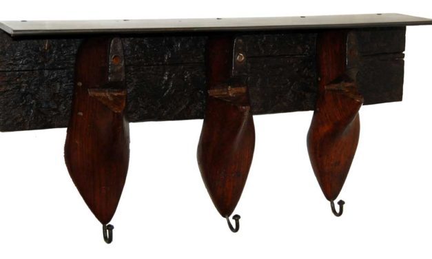 TRADEMARK LIVING Gamle skolæster til cool knage med hylde