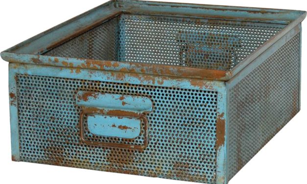 TRADEMARK LIVING Kasse i perforeret jern – blå