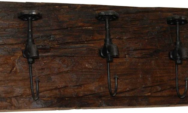 TRADEMARK LIVING Knagerække med råt fabriks-look – 3 kroge