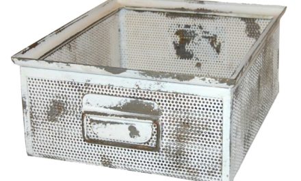 TRADEMARK LIVING Kasse i perforeret jern – antikhvid